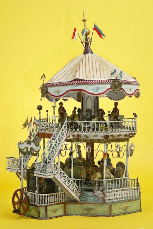 nataliehaunt:Some cute vintage Carousel Automatons I found...