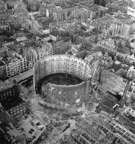 huiswerk-blog:Bombed out buildings around Schoneberg Berlin 1945