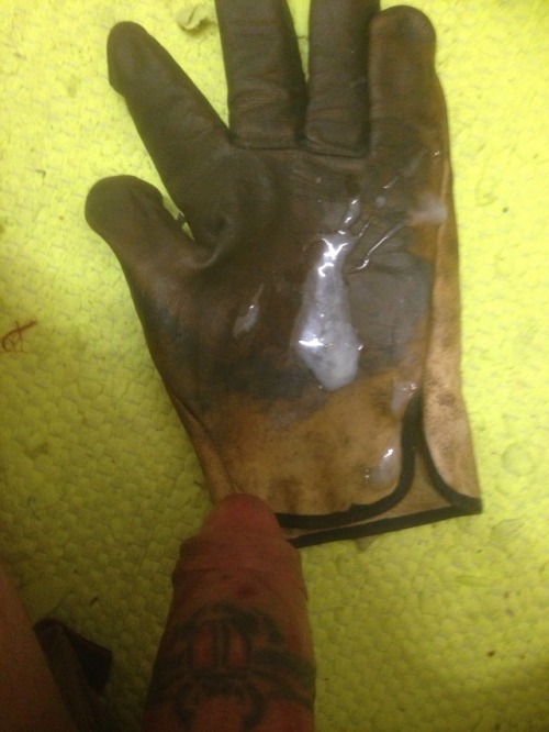 tradierob:Who doesn’t love a good greasy glove wank ;)