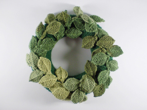 Free Knitting Pattern: Woodland Wreath by Frankie... - Cables & Purls