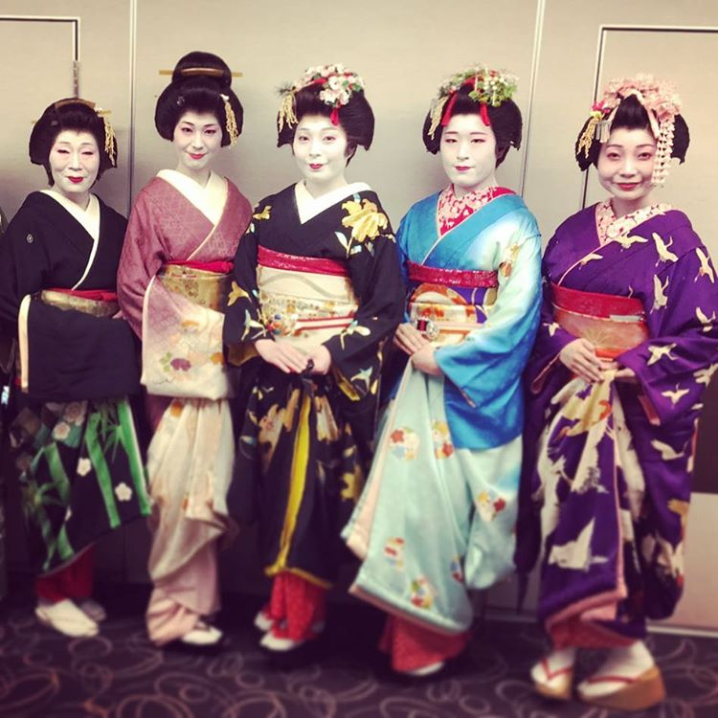 This interesting picture shows Maiko and Geiko from Yuzawa, Akita prefecture. The biggest difference to their sisters from Akita city is: there are actually Geiko! The look is a bit closer to what we are used from Kyoto: the Maiko wear hikizuri,...