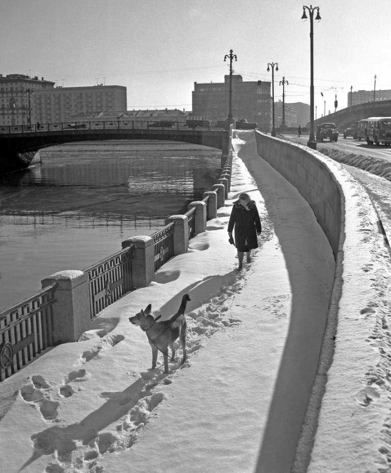 Yauza river embankment in Moscow. Photo by V. Stepanov (1960s)