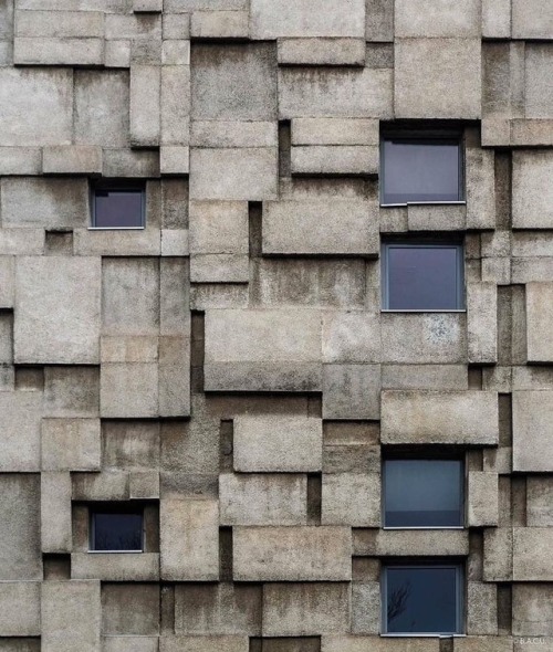 Public utilities building for telephone and postal services,
Cluj-Napoca, Romania,
built between 1966-69,
Architect Vasile Mitrea
© BACU #socialistmodernism