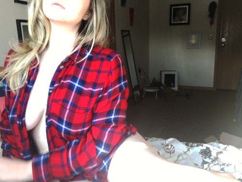 doyouwannapieceofme:lazy november saturday means FLANNEL ❤️