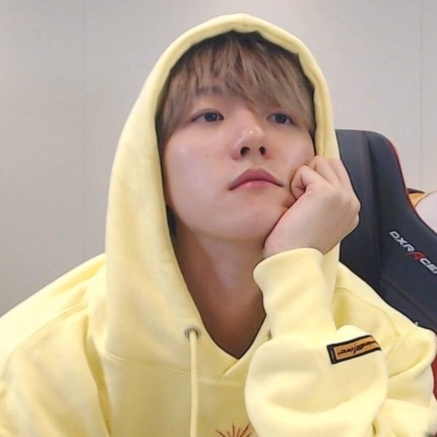 baekhyun yellow hoodie