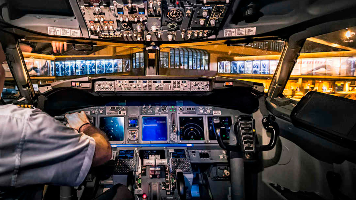 Resultado de imagen para piloto salvo la vida de 140 pasajeros al escuchar la voz de dios