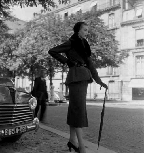 mote-historie:Christian Dior, Paris, Photo by Emile Savitry,...