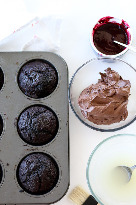 sweetoothgirl:GORY BLEEDING HEART CAKES