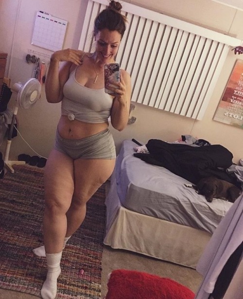 thatassheavy25:She got thick afDammmnnn