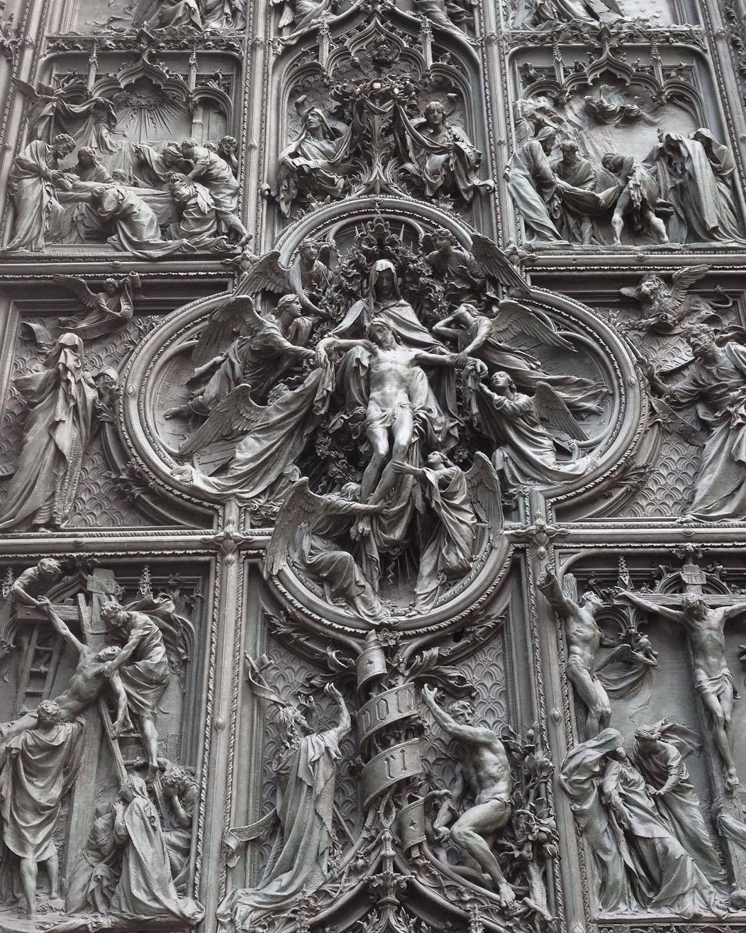 двери миланского собора