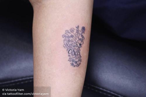 By Victoria Yam, done in Hong Kong. http://ttoo.co/p/29418 baby prints;facebook;family;flower;illustrative;inner forearm;nature;parent;small;twitter;victoriayam