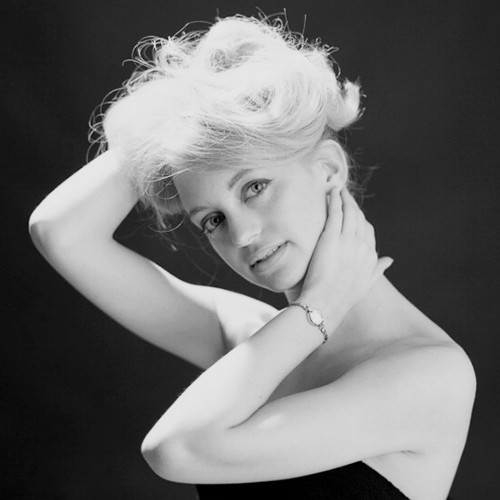 flamingoezred:miss-vanilla:Goldie Hawn photographed by...