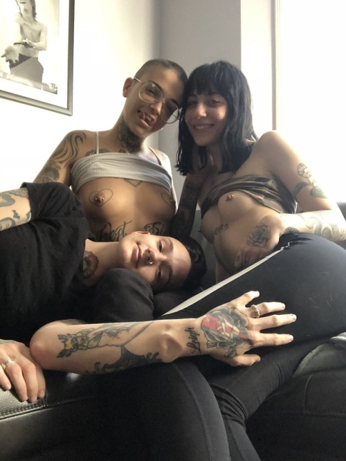 gothcharlotte:Wif my gurls