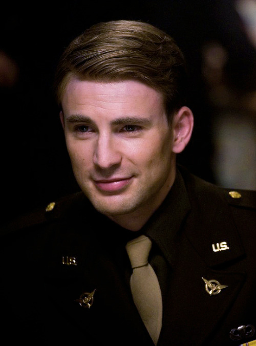 dailyevanstan:Chris Evans as Steve RogersCaptain America: The...