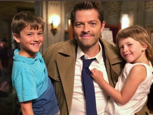 justanotheridijiton:misha In episode 1402, Cas befriends two...