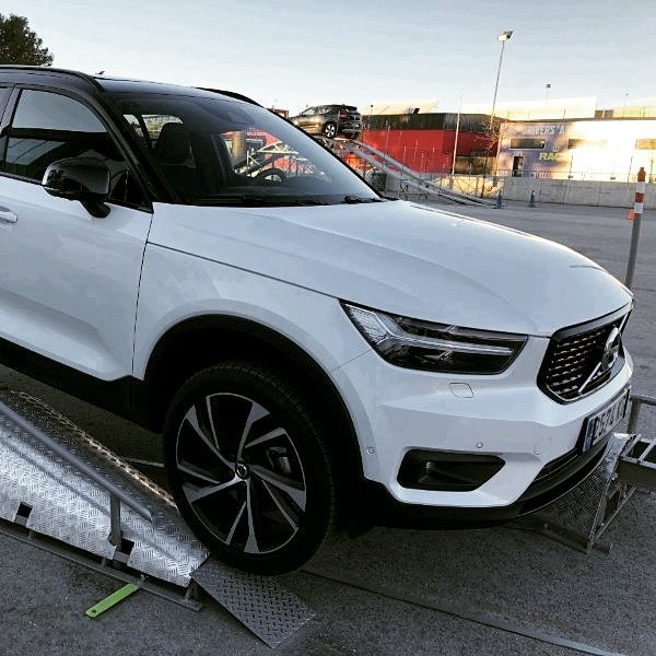 Лобовое стекло volvo xc40