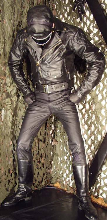 bootz2leather:Hot Leather Booted Guy…!!! ;-)