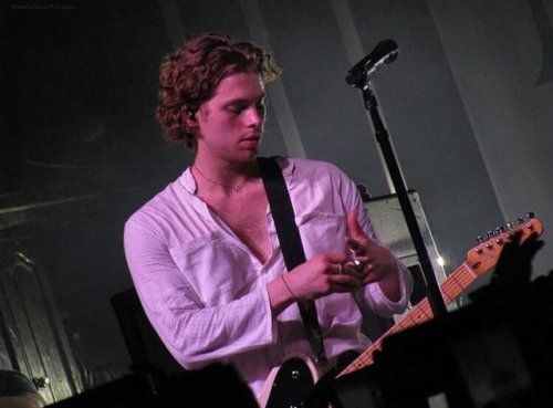 lucasblueyes:LUKE FUCKING HEMMINGS