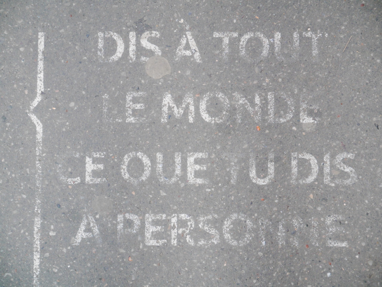 Artitude  Paris street says Dis a tout le monde ce que 