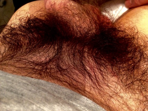 hairyballsmakemeshoot:Heavy bushLove that full bush! Thanks...