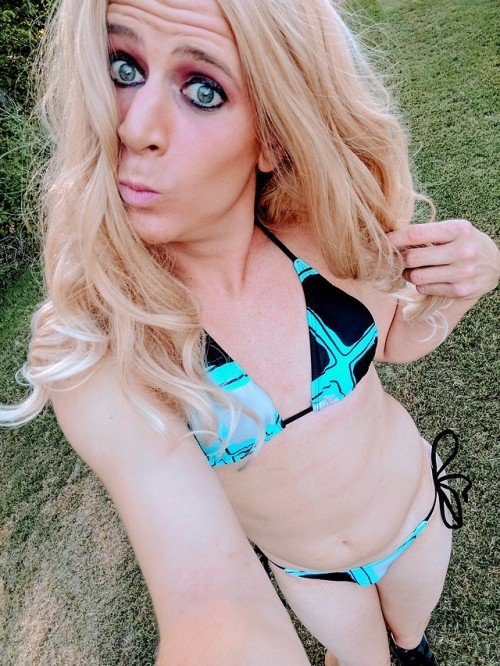 mistresskayandsub:publiccrossdress:Feeling sexy!This would...