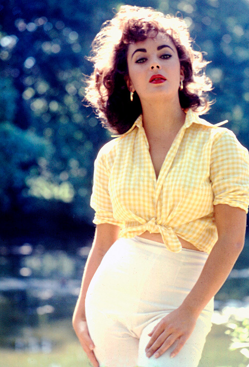 vintagegal:Elizabeth Taylor photographed by Bob Willoughby,...