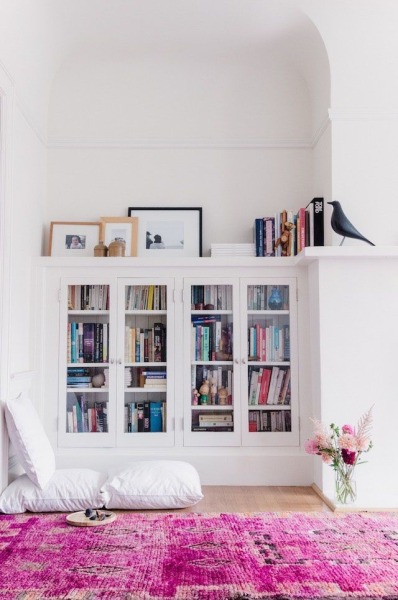 Pillar to wall reading nook