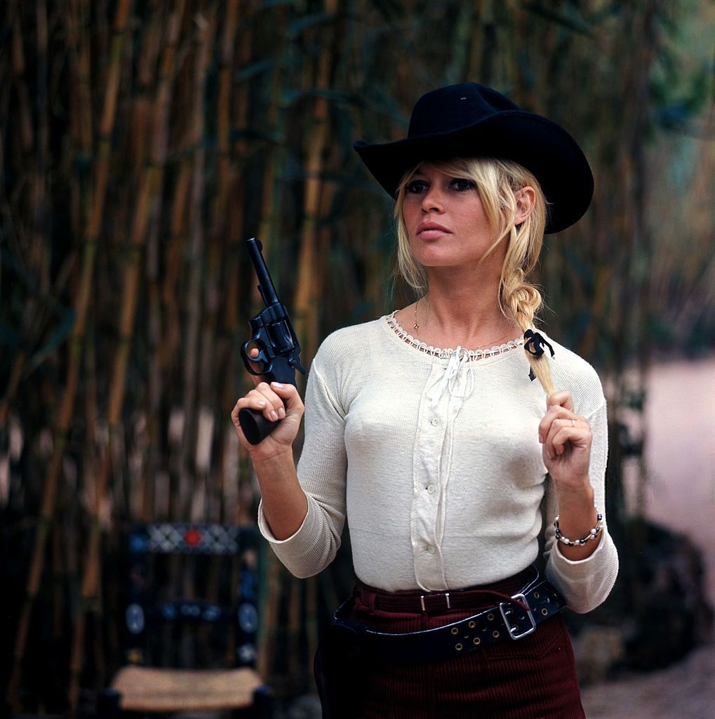 honeyârider:
âGhislain Dussart , Brigitte Bardot in her back garden in Saint-Tropez.
â
#even if she doesnât know proper gun handling
