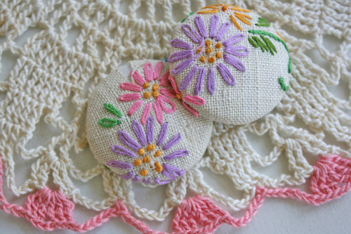 borninmay26:fabric covered buttons by suzanneduda on Flickr.