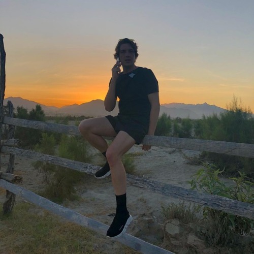 michaelcngdon:HE HAS BETTER FUCKING LEGS THEN ME WTF 