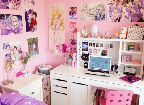 noodle noodlerella magical girl bedroom kawaii room kawaii bedroom cute bedroom cute room cute kawaii mahou shoujo sailor moon manga manga collection maid maid outfit pink princess room inspo mlp alpacas ouran menma manga shelf