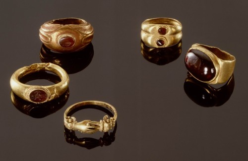 ancientpeoples:Five gold rings with garnets and/or...