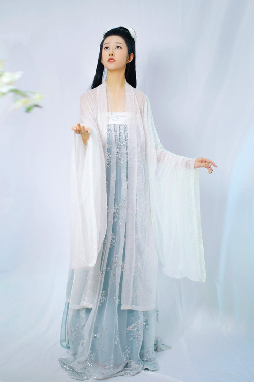 hanfugallery:Traditional Chinese hanfu by 美人夜来工作室