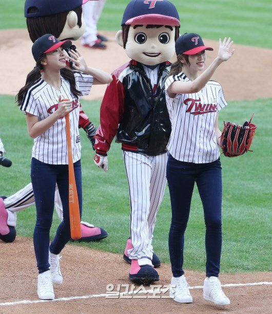 Dahun threw the opening pitch for LG Twins! - Twice Portal