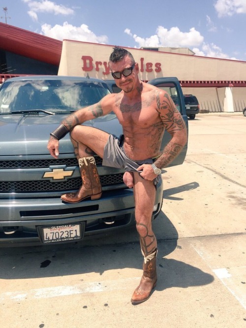 lovepublic:Would you jump in his truck?Follow LOVEPUBLIC...