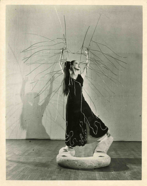 madivinecomedie:Martha Graham and Noguchi’s wire sculpture as...