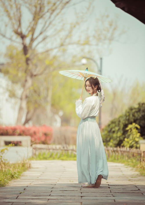 ziseviolet:xxxshakespearexxx:东边糖糖云Traditional Chinese hanfu...