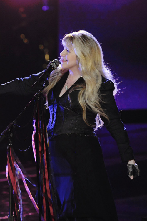 crystallineknowledge:Stevie sings on ‘The Voice’ finale on June...