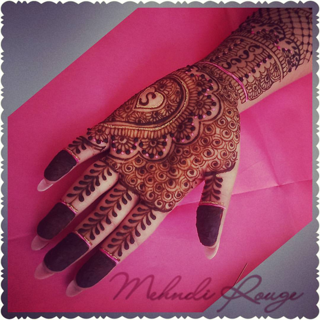 Mehndi Rouge — Inside of hands. Loving the filled in finger tips...