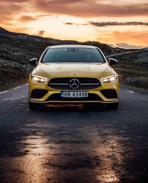 Mit der Lackierung in #sonnengelb strahlt der #CLA auch noch nach Sonnenuntergang. 💛 Besucht uns, dann zeigen wir euch noch...