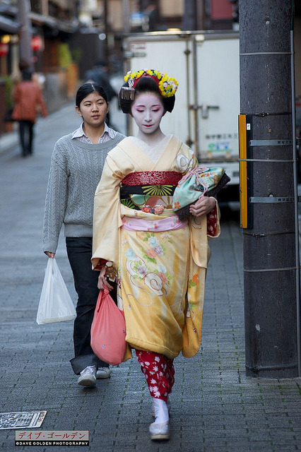 Maiko Fumino and shikomi, Gion Kobu
Maiko in Kyoto (by davegolden)