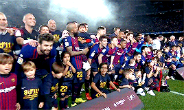 إحتفال برشلونة بلقب الدوري لموسم 2018/2019 في الكامب نو  Tumblr_pqqqbte96n1uo4zhwo6_400