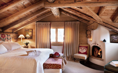 myidealhome:super cozy bedroom in an alpine chalet (via ptski)