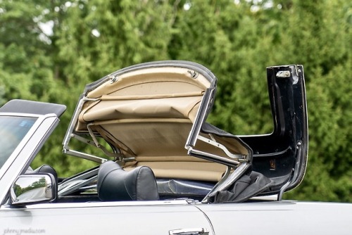 crazyforcars:Mercedes R107 roadster, with its manually folding...