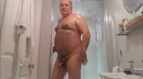 oldispassion:kingisbacktotown:Bisexual chubby Brit daddy...