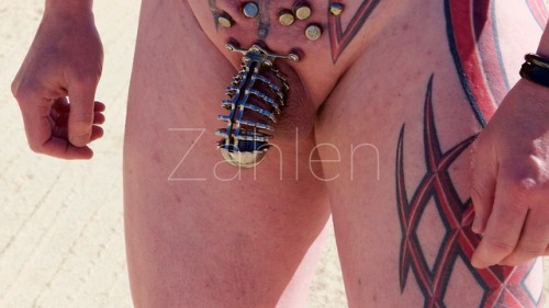 zahlen:Bolt on chastity cage in the great outdoors!