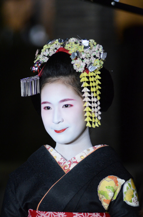 Maiko Fukuharu, Gion Higashi (via 東山花灯路・舞妓さんと写そ！｜ゆうちゃんの『きょう散歩』)