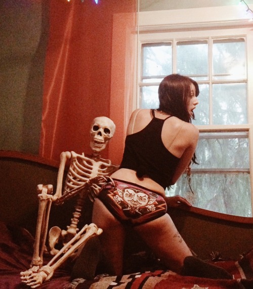 life-on-marrs:So I bought a skeleton. And I was being completely...