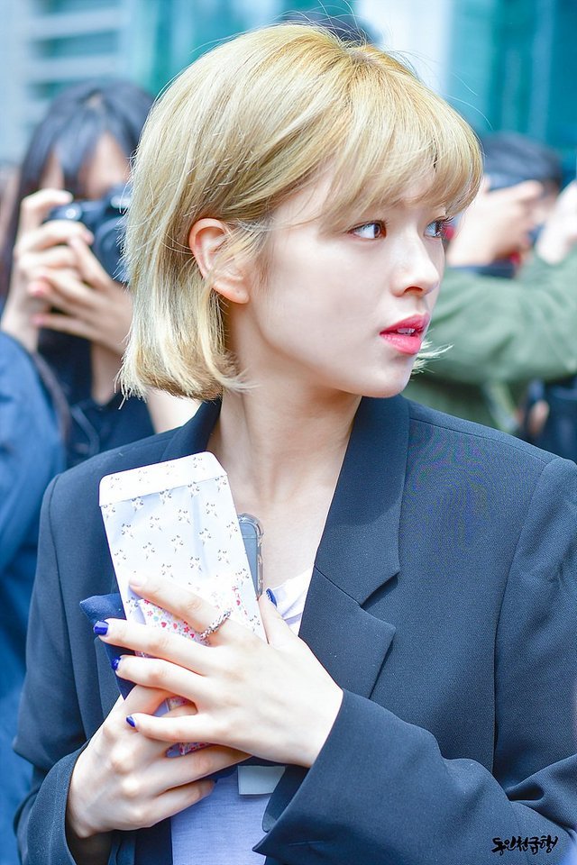 Yoo Jeongyeon's side profile 💗 — girlcrush 1.0 ©DIC_Express