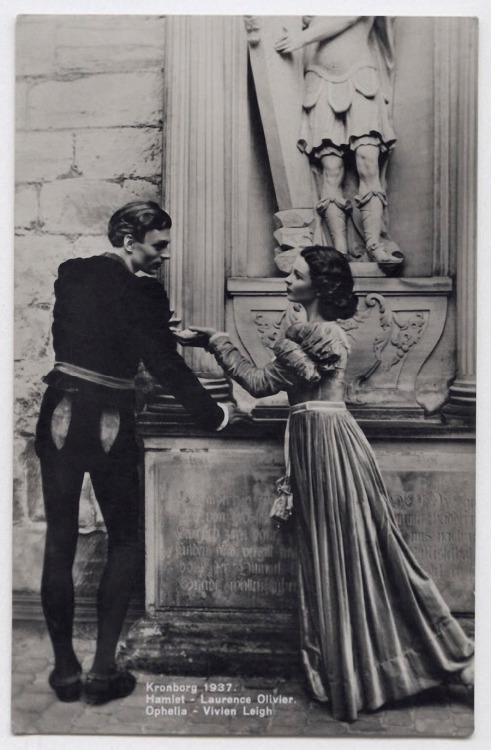 loumargi:-1937-Laurence-Olivier-as-Hamlet-and-Vivien-Leigh-as-Oph...